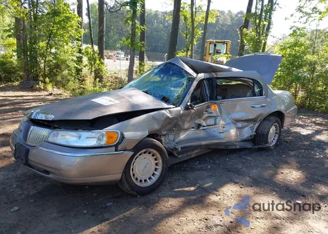 2001 Lincoln Town Car Executive from USA, damaged, VIN 1LNHM81W81Y673349